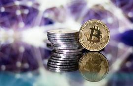 MENT:「崛起社区」BTC价格已达临界点！比特币会上涨还是下跌？_稳定币和加密货币的区别