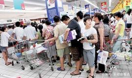 OIN:男子拿5角纸币买水被拒，有钱花不出，超市一句话，把他气饱了_TCO