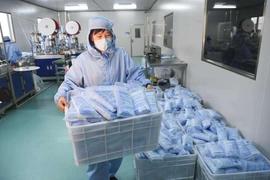 CNN:1片口罩飙到2200元！西班牙卫生部长崩溃落泪，不停向国外求救_Shivers