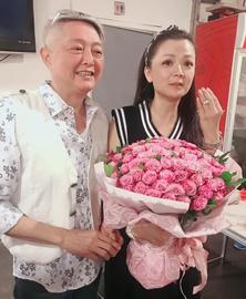 ONS:又一对明星情侣官宣结婚！爱情长跑20年，年过半百才勇跨情伤心结_Billion Elon Baby