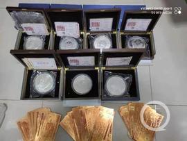 :“买了就能发财” 八旬老人27000元买7块超大“银币” 结果……_