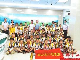 :英都中心小学小记者走进农业银行，辨别真假人民币_