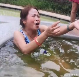 金项链:成都：大妈泡温泉想炫耀老公送的铂金项链，结果刚下水，就变黑了_AND