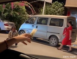 比特币:广西女生好心施舍1块钱，流浪女却直勾勾盯着手链，接钱时抓手抢_CEO