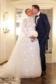 HER:顶级名媛希尔顿结婚礼单曝光，美国富豪随份子只需人民币300元？_ESS