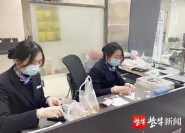ANK:卖菜大妈提来3000多枚硬币，多数是一角和五角的，银行员工数了一个半小时_ANK