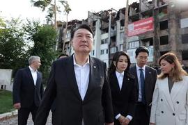 APP:韩国总统尹锡悦突访乌克兰，夫人抢风头_APP